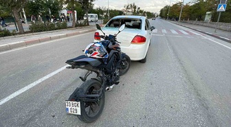 Karaman'da yayaya yol veren otomobile arkadan çarpan motosiklet sürücüsü yaralandı