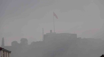 Kars'ta yoğun sis görüş mesafesini 20 metreye düşürdü, Kars Kalesi kayboldu
