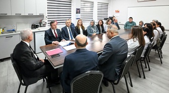 Kırklareli Valisi Turan, Cumhuriyet İlkokulunda öğretmen ve öğrencilerle buluştu