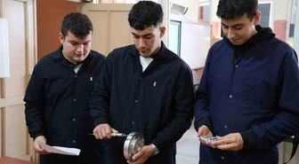 Kırşehir'de meslek lisesi öğrencileri Ahi Bot'un ardından robot kol üretiyor