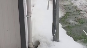Meteorolojinin sarı kod uyarısıyla Hatay Arsuz'da dolu yağışı çevreyi beyaza bürüdü