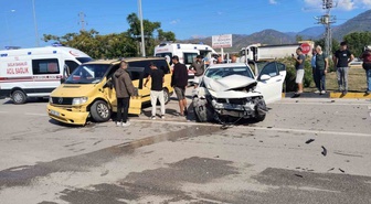 Muğla Fethiye'de ışıksız kavşakta otomobil ile kamyonet çarpıştı, 5 kişi yaralandı