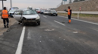 Nevşehir-Aksaray yolunda iki otomobil çarpışıp devrildi, 7 kişi yaralandı