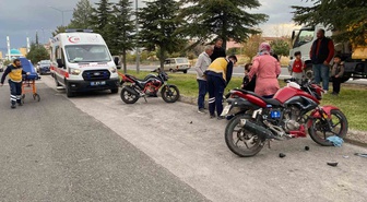 Niğde'de ters yöne giren motosiklet karşı yönden gelenle çarpıştı, 2 kişi yaralandı