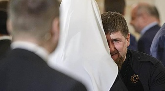 Önce bordo bere, şimdi nişan! Kadirov'a ödül üstüne ödül