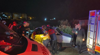 Osmaniye'de köprüdeki bariyere çarpan otomobilin sürücü ağır yaralandı