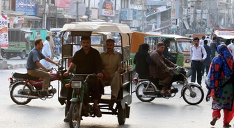 Pakistan, 9 milyondan fazla araç sahibinin yararlandığı benzin desteğini sürdürüyor
