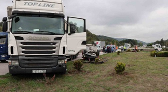 Samsun Kavak'ta tırın çarptığı otomobil takla attı, 1 kişi yaralandı