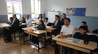Taşova Kaymakamı Turan Bayram, Alpaslan Ortaokulunda öğrencilerle sohbet etti