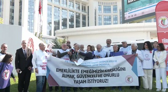 TTB, emekli hekim aylıkları yoksulluk sınırı için Sağlık Bakanlığı önünde eylem yaptı