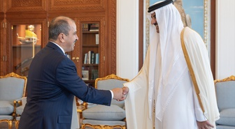 Türkiye'nin Doha Büyükelçisi Caymazoğlu, Katar Emiri'ne güven mektubunu sundu