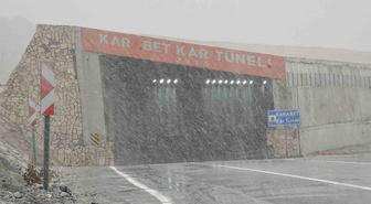 Van-Bahçesaray yolunda kar ve sis nedeniyle Karabet Geçidi'nde görüş azaldı