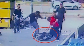 Sokak ortasında vahşet! 2 çocuk yaşıtlarını tekme tokat dövüp yerlerde sürükledi