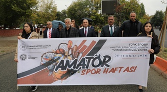 Ağrı'da 100 metrelik Türk bayrağıyla Amatör Spor Haftası yürüyüşü yapıldı