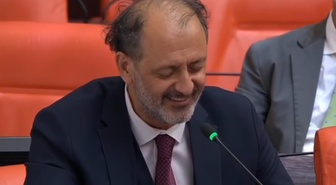 AK Partili Yücel Arzen Meclis’te İzmir Marşı'nı seslendirdi