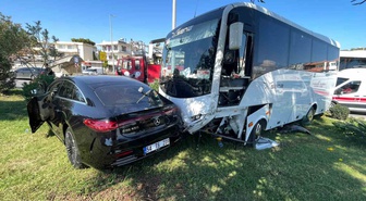 Alanya'da midibüs ile otomobil çarpıştı, 2 kişi yaralandı; kaza anı kameraya yansıdı
