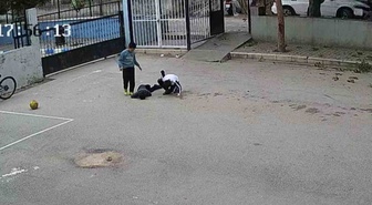 Amasya'da karnına top çarpan çocuğa okul müdürünün müdahalesi kamerada yer aldı