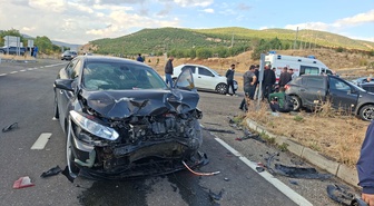 Bingöl-Sancak kara yolunda iki otomobil çarpıştı, kazada 3 kişi yaralandı