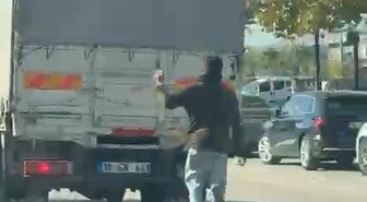 Bursa Özlüce'de çocuk, kamyonetin arka kapağına tutunup yolculuk yaptı