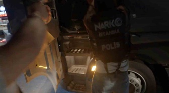 Büyükçekmece'de tıra baskın düzenlendi, 84 kilo 700 gram skunk ele geçirildi