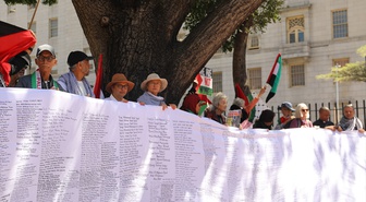 Cape Town'da Gazze'de öldürülen 20 bin Filistinli çocuk için dev kefen açıldı