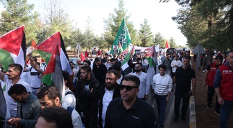 Diyarbakır'da üniversite öğrencileri Gazze için Vicdan Köprüsü yürüyüşü düzenledi