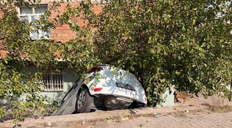 Diyarbakır Sur'da SUV istinat duvarından aşağı düştü, ölen ya da yaralanan olmadı