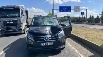 Diyarbakır Sur'da yolu geçmeye çalışan kişiye araç çarptı, yaralı ağır yaralandı