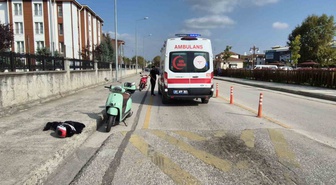 Düzce CamiKebir'de devrilen motosikletin sürücüsü yaralanarak hastaneye kaldırıldı