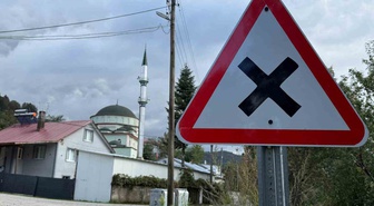 Düzce İl Özel İdaresi, Kaynaşlı Darıyeri Bakacak Köyü'nde trafik levhalarını yeniledi