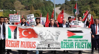 Düzce Üniversitesi'nde Filistin'e destek yürüyüşüne Rektör Nedim Sözbir katıldı
