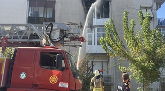Edirne'de 4 katlı apartmanın mutfağında çıkan yangın itfaiyece söndürüldü