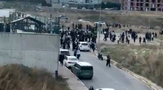 Esenyurt’ta bir lisede öğrenciler arasında henüz belirlenemeyen bir nedenle kavga çıktı. Olay yerine polis ve sağlık ekipleri sevk edildi.