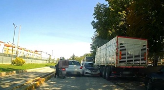 Eskişehir Tepebaşı'nda ters yöne giren otomobil kazaya ramak kala kameraya yakalandı