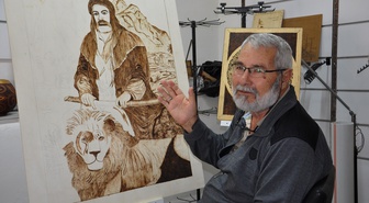 Gaziantep İslahiye'de Sefer Ateşalioğlu, atık ağaç ve plastikleri sanata dönüştürüyor