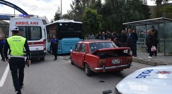 Gümüşhane'de otomobil duraktaki belediye otobüsüne çarptı, 2 kişi yaralandı