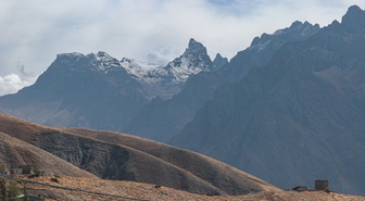 Hakkari'de kar yağışı yüksek kesimleri beyaza bürüdü, yola düşen kayalar temizlendi