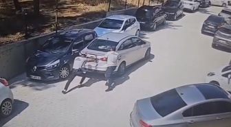 Hatay'da el freni çekilmeyen otomobil geri kaydı! 2 güvenlik görevlisi koşarak durdurdu