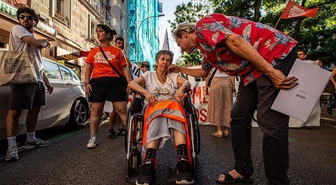 İspanya'daki konut krizinin sembolü olan 87 yaşındaki Mari Carmen hastanede hayatını kaybetti