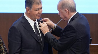 İzmir AK Parti'ye geçti! Cemil Tugay'a rozetini Cumhurbaşkanı Erdoğan taktı