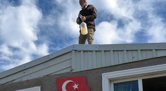 Kaçak evinin yıkımına engel olmak için benzin bidonuyla çatıya çıktı