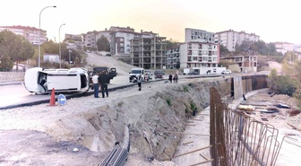 Karabük'te yol çalışmasını fark edemeyen sürücünün aracı 4 metre şarampole devrildi