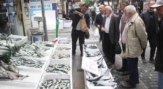 Karadeniz'de palamut bolluğu fiyatı yarıya indi, 800-900 gram balık 50 liraya düştü