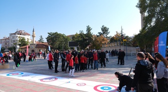 Karaman'da Amatör Spor Haftası etkinliğinde protokol ve öğrenciler meydana yürüdü