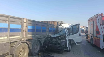 Kırıkkale'de minibüs emniyet şeridinde bekleyen tıra arkadan çarptı, 1 kişi yaralandı