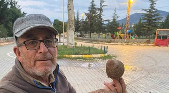 Konya Beyşehir'de arazide büyük külah mantarı bulan vatandaş şaşkınlık yaşadı