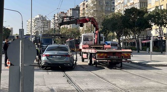 Konya'da tramvay yoluna giren otomobil, seferleri durdurdu, çekiciyle kaldırıldı