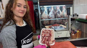 Kütahya Tavşanlı'da 18 yaşındaki genç kız, kasaplıkta maharetlerini sergiliyor
