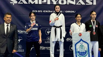 Mersinli Ayşe Orhan, Ümitler Türkiye Taekwondo Şampiyonası'nda gümüş madalya kazandı.