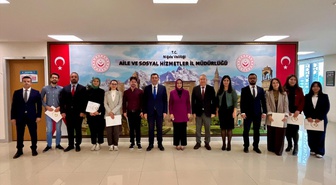 Niğde Halk Eğitim Merkezi'nin işaret dili kursunu bitirenler sertifikalarını aldı